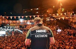 Festivalde sahneye çıkan polis ekiplerinden binlerce...