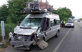 Fındık toplamaya giden ailelerin bulunduğu minibüs...