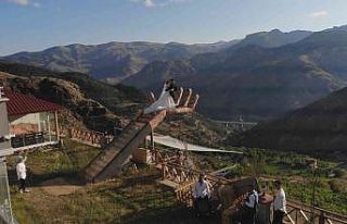 Fotoğrafçı aile köy evini fotoğraf platosuna...