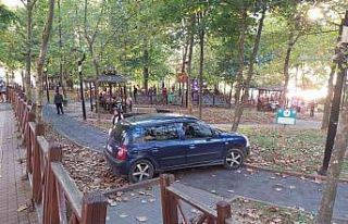 Fren yerine gaza basınca çocuk parkına girdi