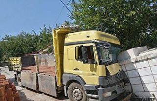 Freni boşalan kamyon cami avlusuna daldı: 1 yaralı