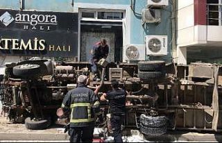 Freni patlayan kömür yüklü kamyon, kaldırıma...