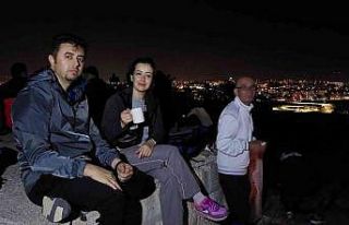 Gece yürüyüşçüleri Bademlik Tepesinde şehir...