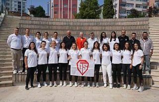 Geleceğin voleybolcularıyla ile bir araya geldi