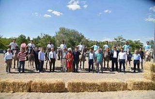 Geleneksel kıyafetli atlı okçular Kahramankazan’da...