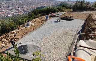Gemlik’te tarım arazilerine giden yollar yenileniyor