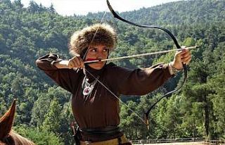 Genç kızlar savaşçı gibi giyinip at üzerinde...