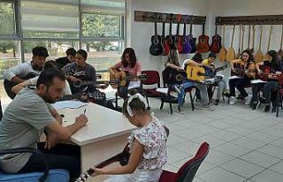Gençlik Merkezi’nin gitar eğitimlerine yoğun...