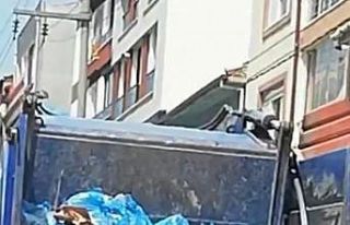 Geri dönüşüm kamyonunda biri çocuk 2 kişinin...