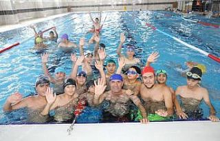 Güder, gençlerle birlikte kulaç attı