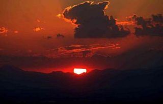 Güneş gökyüzünü kızıla boyadı kartpostallık...