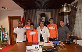 Güreşçiler, Ceyhan’a madalyalarla döndü