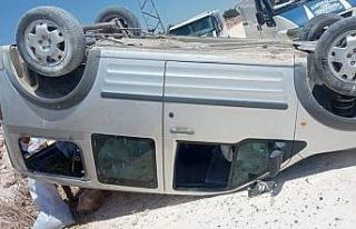 Hafif ticari araç devrildi: 4 yaralı