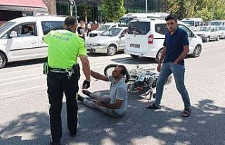 Hafif ticari araç ile motosiklet çarpıştı: 1...