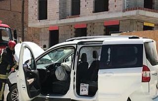 Hafif ticari araç otomobile çarptı; 4 yaralı