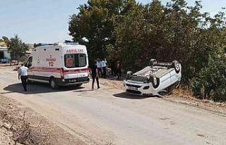 Hafif ticari araç takla attı: 1 yaralı