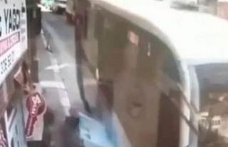 Halk otobüsünün açılan bagaj kapağı kaldırımdaki...