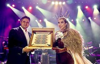 Hande Yener, Aliağa’yı salladı
