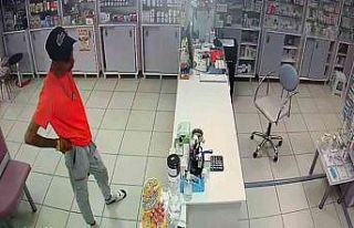 Hasta gibi geldi, sadaka kutusu ve telefonu çaldı