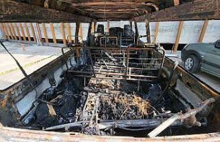 Hastane otoparkında alev alan minibüs paniğe neden...