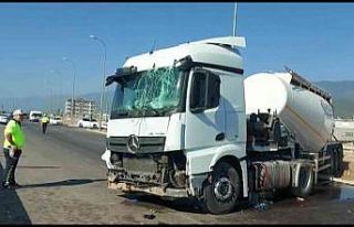 Hatay’da sıkıştırılan beton mikseri kaza yaptı:...