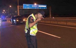 Havalimanı yolunda taksi ile motosikletler birbirine...