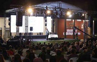 Hayati İnanç ilk kez katıldığı festivalde hemşerileriyle...