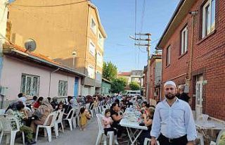 Hayırsever imam cami önünde yaktığı mangalla...