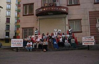 HDP Diyarbakır il başkanlığı önündeki evlat...
