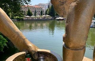 Heykelin balıkçı kovası çöplüğe döndü