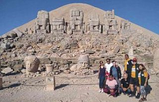 Hintli turistler Nemrut Dağı’nda