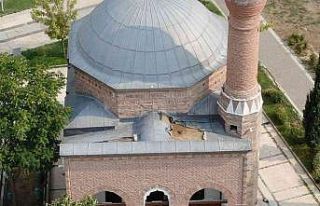 Hırsızlar caminin kurşunlarını çaldı