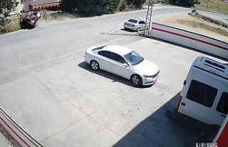 Hızlı girdiği virajda kontrolden çıkan otomobilin...