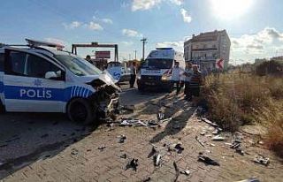 Hızlı sürücü polis otosuna çarpıp kaçtı:...