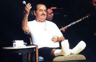 İbrahim Tatlıses Çeşme’de ayağında alçıyla...