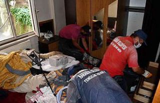 İki kamyonet çöpün çıktığı ev temizlendi