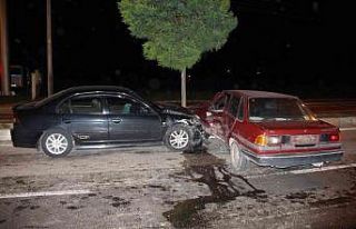 İki otomobilin çarpıştığı kazada 1 kişi yaralandı
