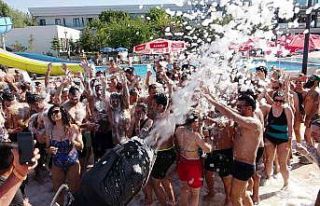 İranlı turistler köpük partisinde eğlendi
