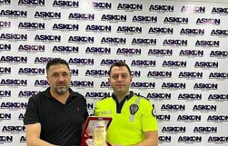 İş adamları derneğinden polis memuruna teşekkür...