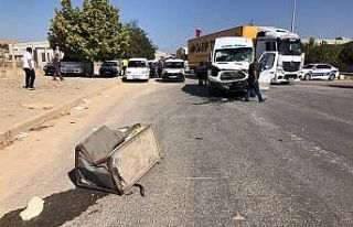 İşçi servisi tıra arkadan çarptı: 6 yaralı