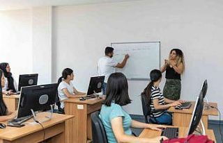 İşitme engelliler için açılan bilgisayar kursu...