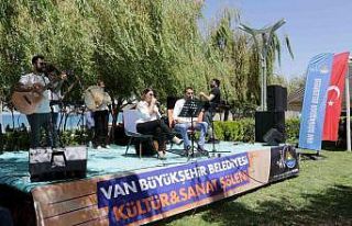 İşitme engellilerin sessiz dünyası müzik şöleniyle...