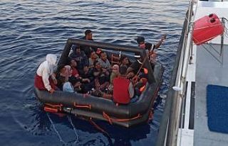 İzmir açıklarında 44 düzensiz göçmen yakalandı,...