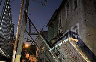 İzmir’de 3 katlı metruk binanın duvarı çöktü