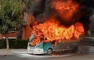 İzmir’de alev alan yolcu minibüsü cayır cayır...