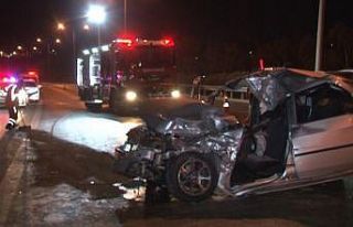 İzmir’de otomobil kamyona çarptı: 1 ölü, 1...