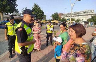 Jandarmadan turistlere bilgilendirici trafik eğitimi