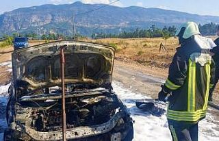 Kadın sürücü yanan araçtan son anda kurtuldu