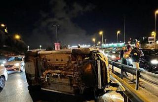 Kağıthane’de meydana gelen trafik kazasında otomobil...