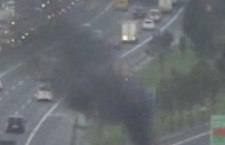 Kağıthane’de minibüse çarpan otomobil alev alev...